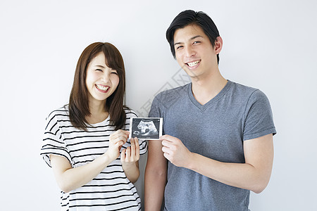 夫妻开心的体检怀孕拍片图片
