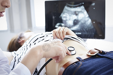 妇产科检查的医生听诊器胎儿背景图片