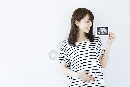怀孕女性展示B超图片