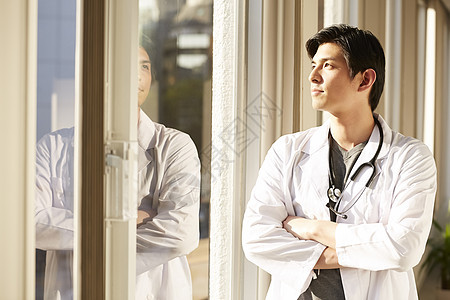 窗户听诊器观看一位男医生图片
