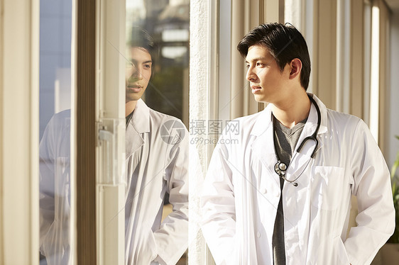 室内帅哥亚洲一位男医生图片