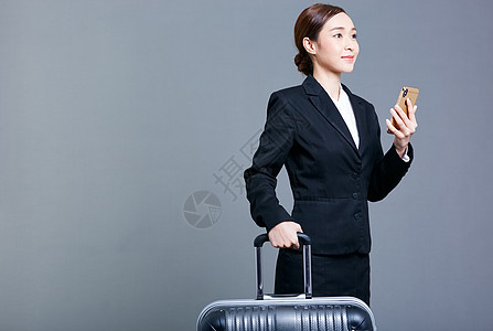 托着行李箱的商务女性图片