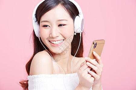 年轻女子戴耳机听音乐图片