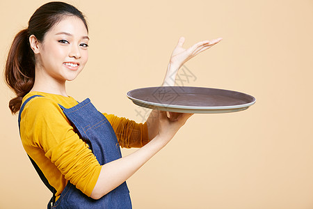 端盘子的开心女服务员图片素材