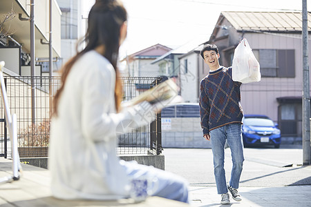 等待男友买东西回来的女人图片