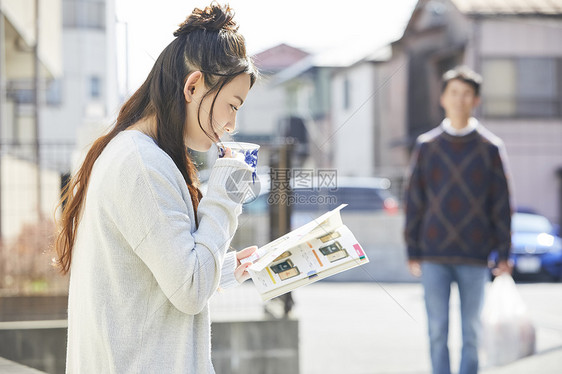 等待男友买东西回来的女人图片