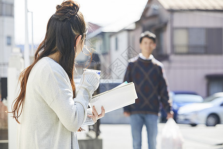 户外的情侣早晨生活图片