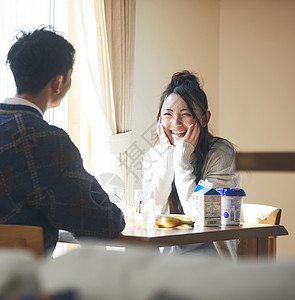 幸福青年笑容夫妻生活早餐图片