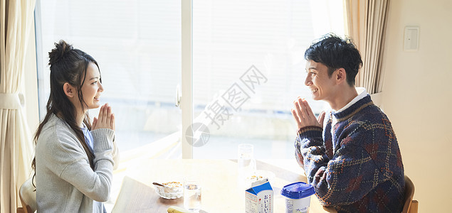 肖像年轻女人夫妻生活早餐图片