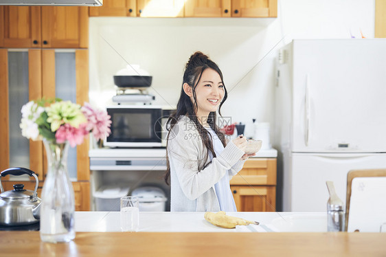 吃早点的青年女孩图片