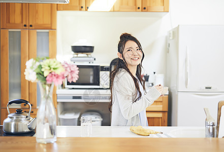 居家女性肖像图片