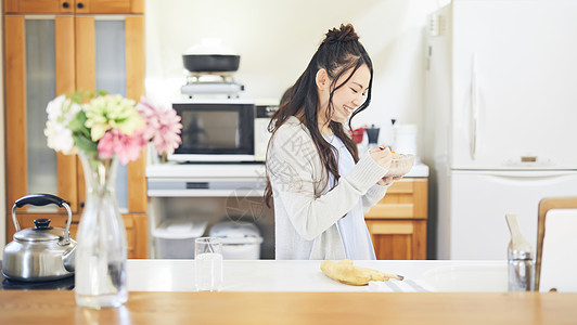 居家女性吃早饭图片