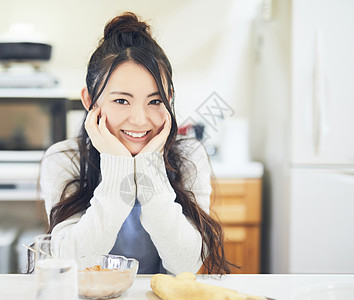 享用早餐的居家女性图片