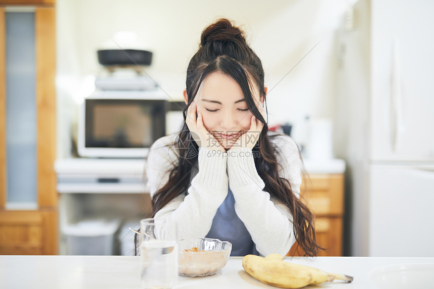 享受早点的青年美女图片