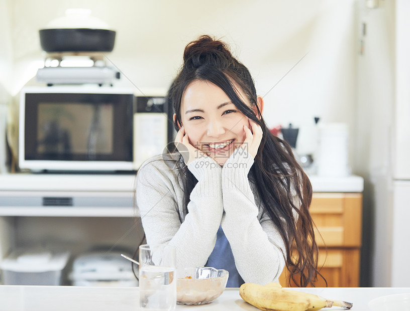 甜美女孩吃早餐图片