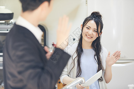 女子在厨房洗碗图片