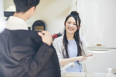 女子在厨房洗碗图片