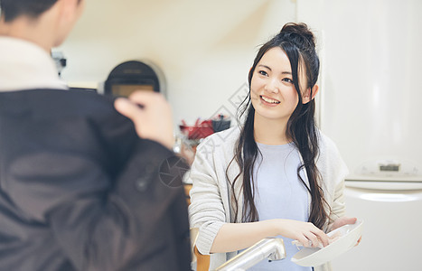 女子在厨房洗碗图片