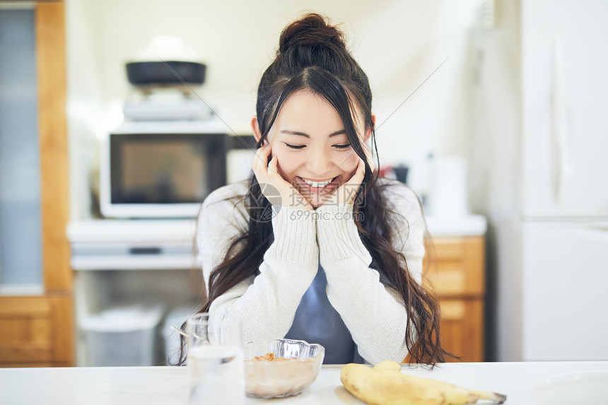 甜美女孩吃早餐图片