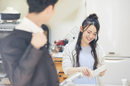 女子在厨房洗碗图片