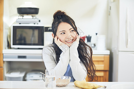 甜美女孩吃早餐图片