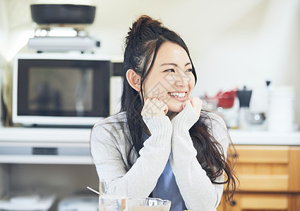 女子享受早餐图片