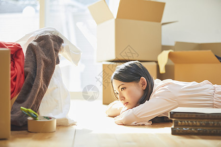 居家女性在家整理东西图片