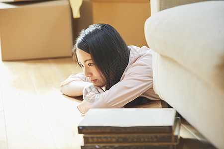 居家女性在家整理东西图片