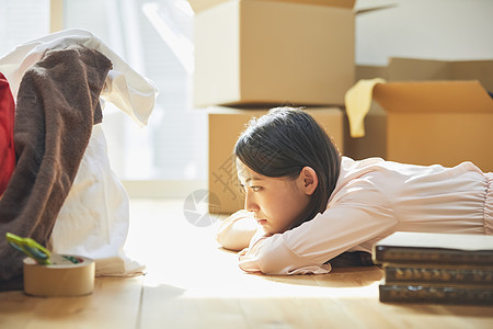 居家女性在家整理东西准备搬家图片