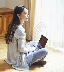 居家女性在家用笔记本电脑办公图片