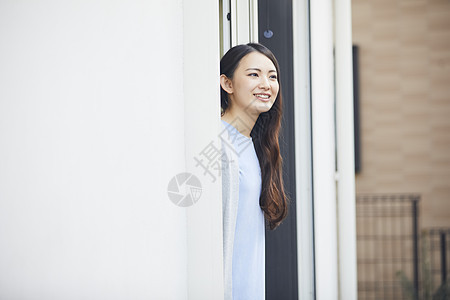 靠在窗边的居家女性图片