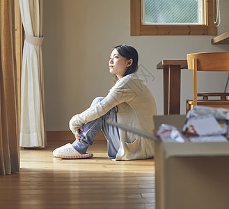 坐在地上的独居女性图片素材