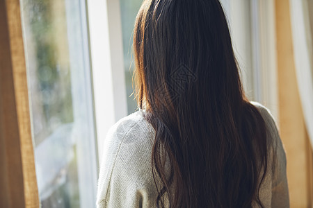 女子背影早晨窗户边的女人背景