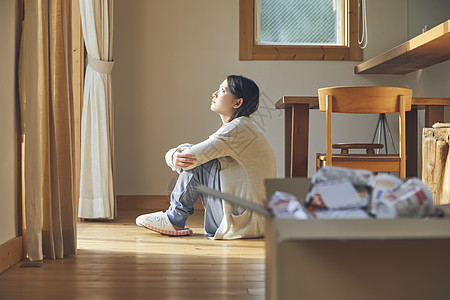 孤独在家的女人图片