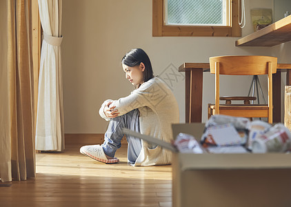 孤独在家的女人图片