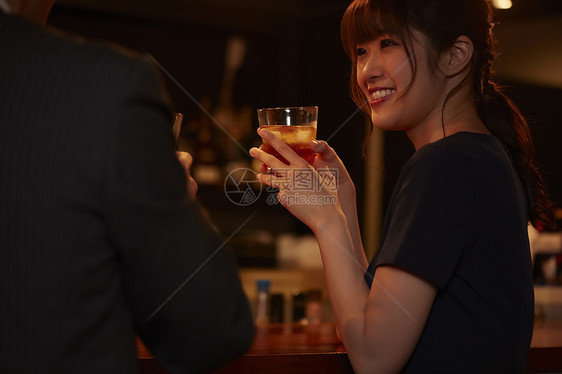 男人和女人在酒吧喝酒图片