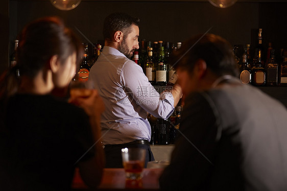 在酒吧喝酒聊天的都市精英人士图片