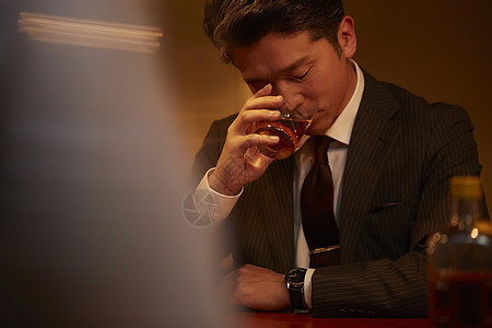 西装商务人士有品味的喝在酒吧的商人图片素材