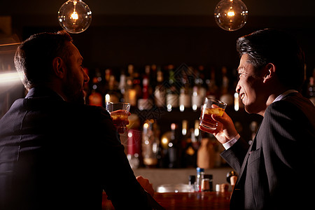 商务人士酒吧喝酒聊天背影图片素材