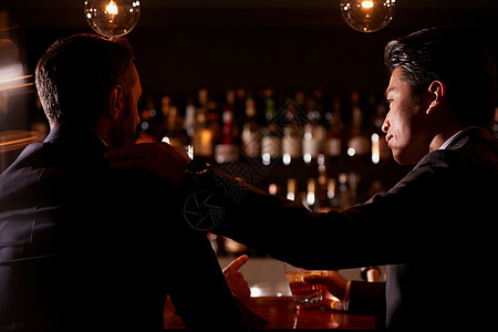 商务人士酒吧喝酒聊天背影图片素材