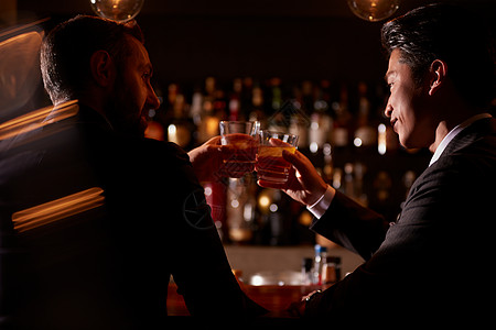 商务人士酒吧喝酒碰杯背影图片素材