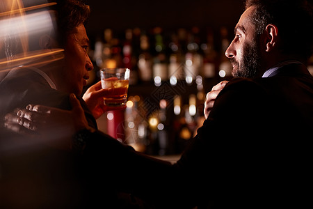 商务人士酒吧喝酒聊天背影图片素材