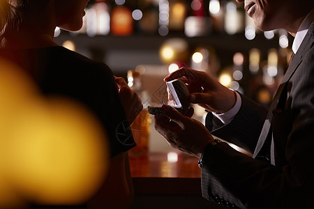 时兴的饭店肖像男人和女人在酒吧喝酒图片