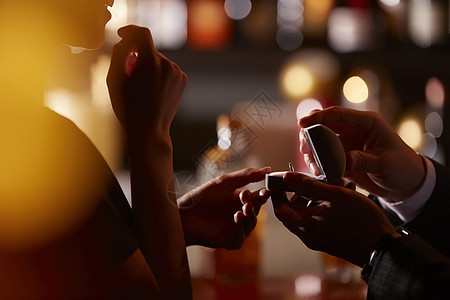 坐着青年男男人和女人在酒吧喝酒图片
