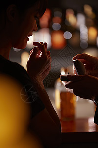 文稿空间高级异夫妇男人和女人在酒吧喝酒图片