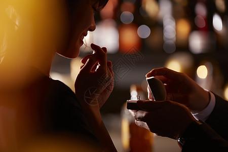 一流惊讶聪明男人和女人在酒吧喝酒图片