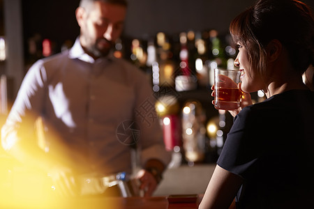 酒吧男女外国人愉快微笑妇女在酒吧喝酒背景