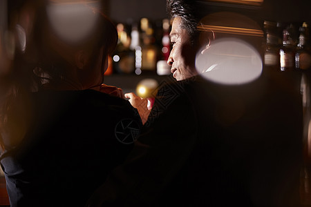 情侣在酒吧喝酒图片