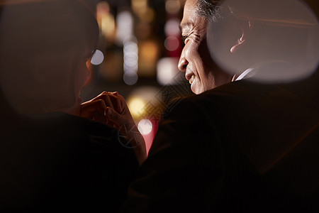 商务牵手男人和女人在酒吧喝酒牵手背景