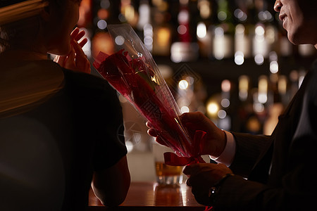 男人和女人在酒吧喝酒送花图片